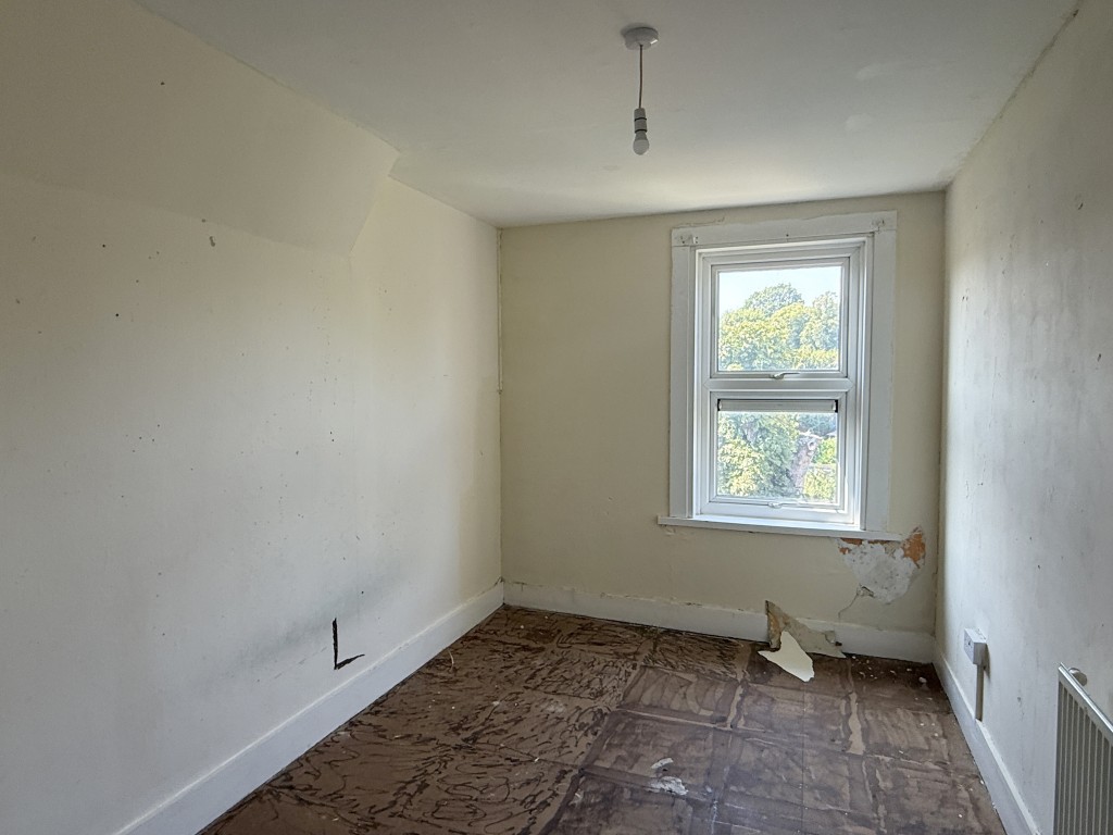 Lot: 155 - FLAT IN NEED OF IMPROVEMENT - Bedroom 2 in Flat in Need of Improvement